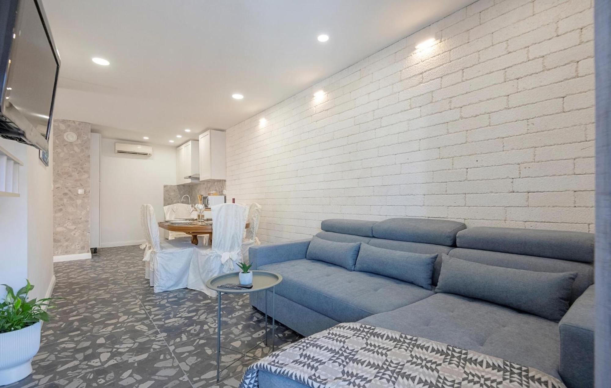 Cozy Apartment In Makarska With Kitchen Kültér fotó