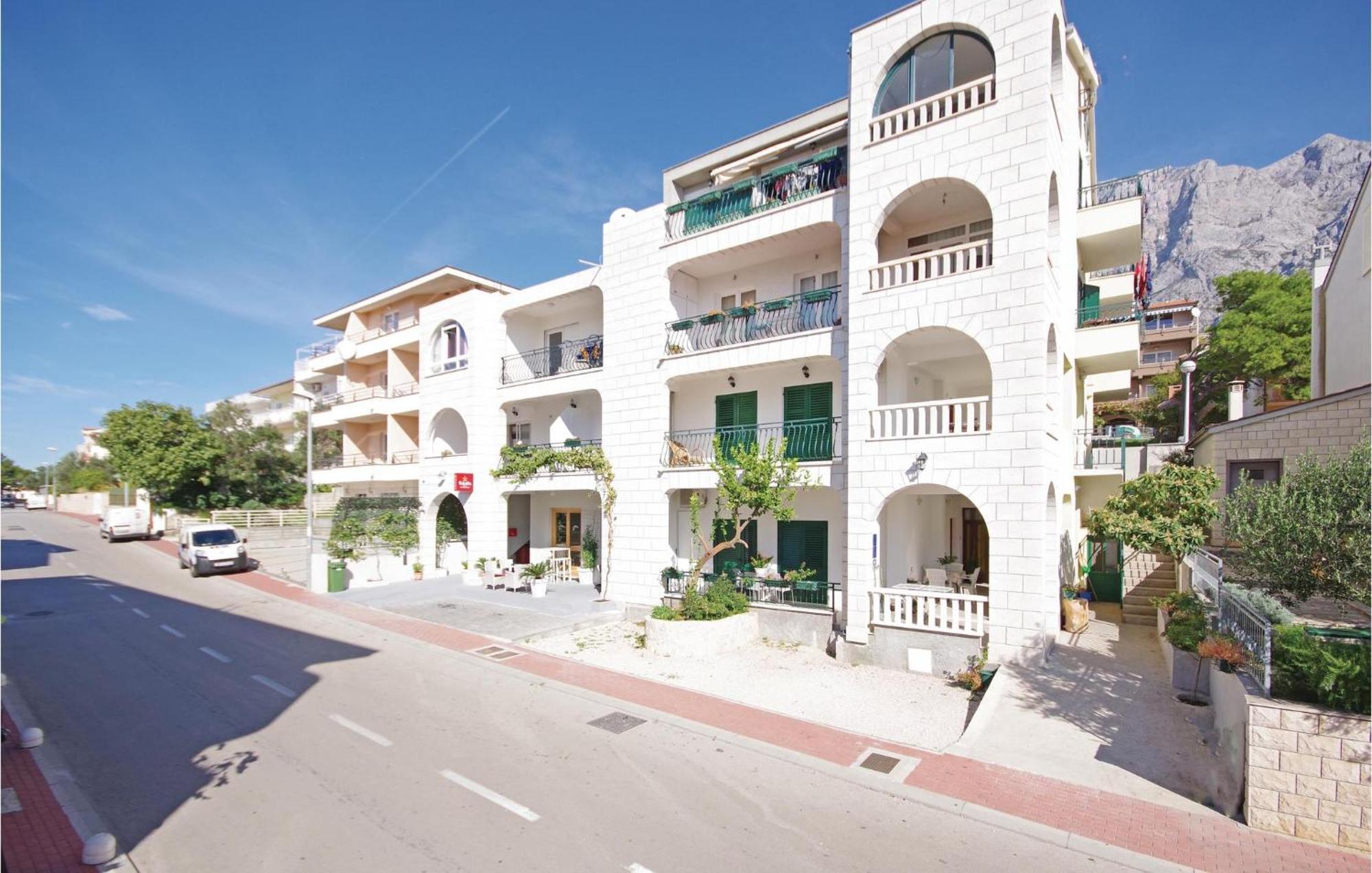 Cozy Apartment In Makarska With Kitchen Kültér fotó